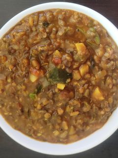 பச்சை பயறு குழம்பு (Moong dal tadka recipe in tamil) செய்முறை முக்கிய புகைப்படம்