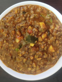 பச்சை பயறு குழம்பு (Moong dal tadka recipe in tamil) செய்முறை முக்கிய புகைப்படம்