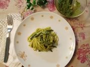 Una foto di basilico limone