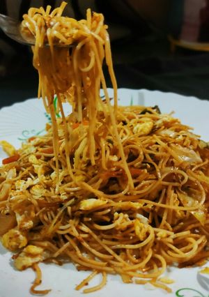 A picture of Egg chowmein.