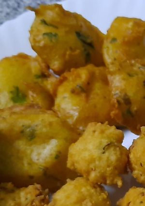 બટેટાના ભજીયા (Potato pakoda recipe in Gujarati) રેસીપી મુખ્ય ફોટો