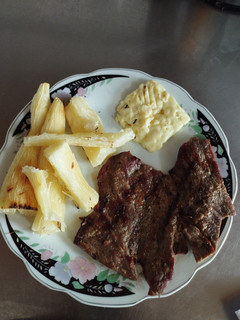 Una foto de Yuca asada con carne