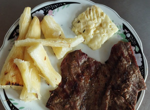 Una foto de Yuca asada con carne