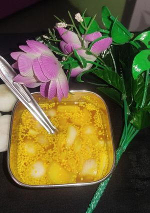 A picture of Turmeric onion pickle (sindhi special).