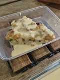 Puding roti kurma dan kacang gajus bersama kuah kastard