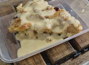 Gambar Puding roti kurma dan kacang gajus bersama kuah kastard