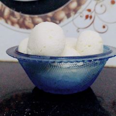 A picture of Famous Bengali sweet Roshogulla.