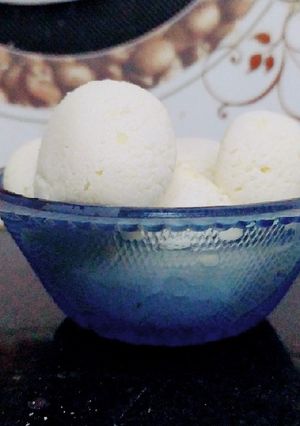 A picture of Famous Bengali sweet Roshogulla.