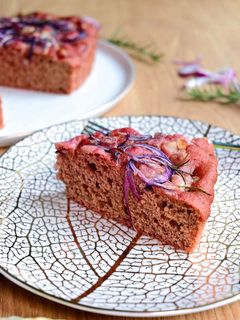 Foto di Focaccia rosa con cipolla e pancetta