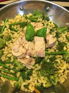 Una foto de Pasta pan atún rosado y vegetales