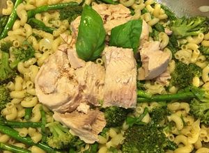 Una foto de Pasta pan atún rosado y vegetales
