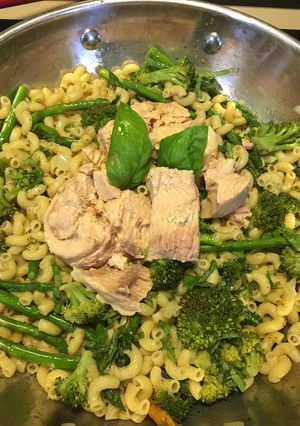 Una foto de Pasta pan atún rosado y vegetales
