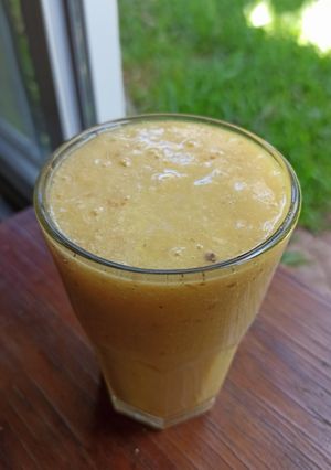 Una foto de Licuado banana, pelones y almendras