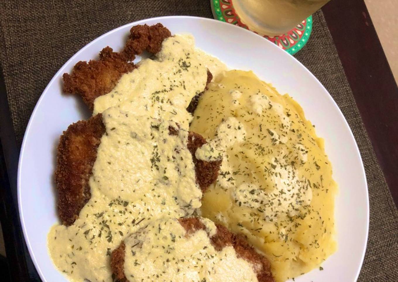 Pollo frito con salsa de queso