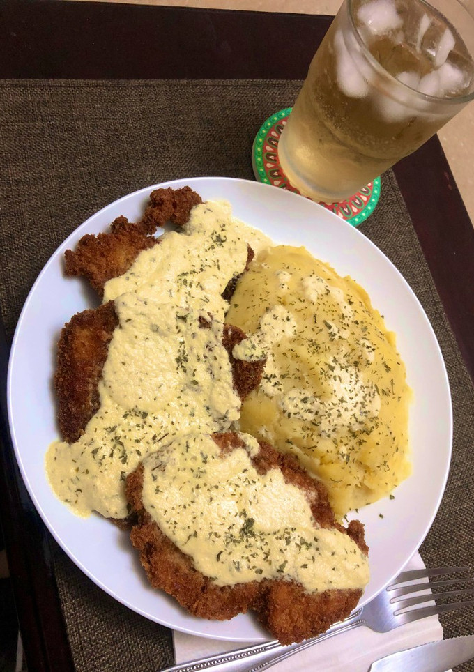 Una foto de Pollo frito con salsa de queso