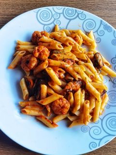 Una foto de Pasta con mejillones y gambones