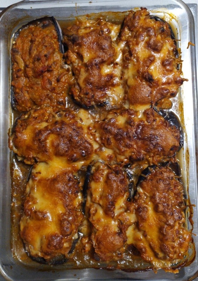 Una foto de Berenjenas rellenas de verdura, champiñones y carne picada bajas en calorías - Receta propia