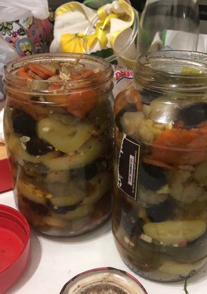 Una foto de Escabeche de zuchini, berenjena, aceitunas negras, zanahoria y cebolla