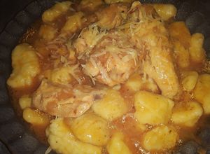 Una foto de Ñoquis de papa y harina con tuco de pollo