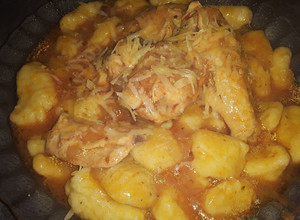Una foto de Ñoquis de papa y harina con tuco de pollo