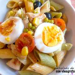 Una foto de Ensalada de pasta y pollo con vinagreta de miel