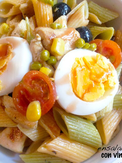 Una foto de Ensalada de pasta y pollo con vinagreta de miel