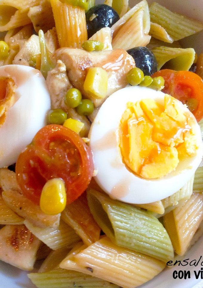 Una foto de Ensalada de pasta y pollo con vinagreta de miel