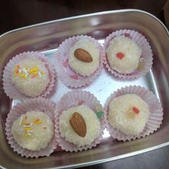 A picture of Coconut balls.