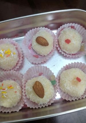 A picture of Coconut balls.