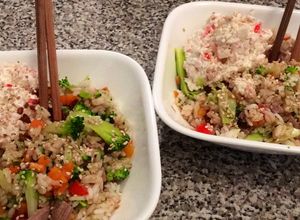 Una foto de Arroz Yakimeshi con salsa Tampico