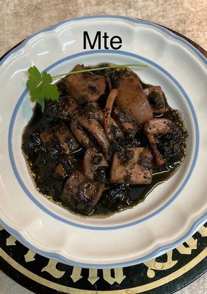 Una foto de Calamares en su tinta Mte