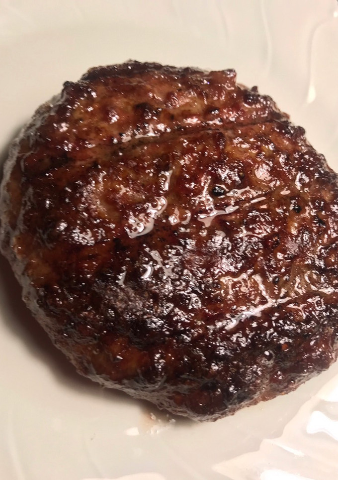 Una foto de Hamburguesa black angus a la brasa, con ensalada