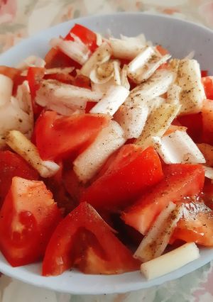 Une photo de Salade tomate oignon vert 🍅🍴