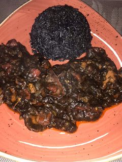 Una foto de Calamares enlatados en su tinta con arroz negro