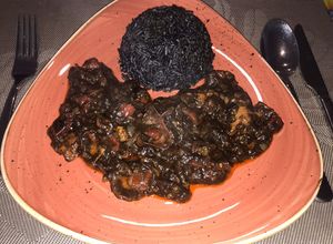 Una foto de Calamares enlatados en su tinta con arroz negro