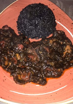 Una foto de Calamares enlatados en su tinta con arroz negro