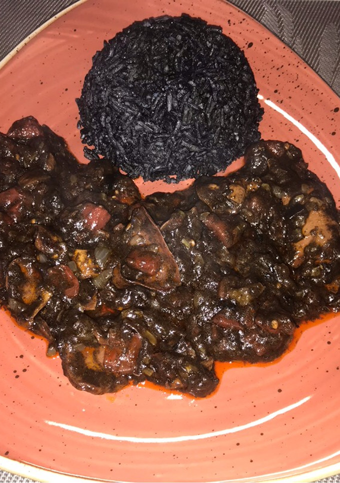 Una foto de Calamares enlatados en su tinta con arroz negro