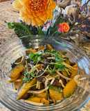 Bí đỏ xào giá, nấm