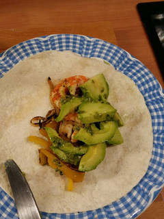 Una foto de Burrito con langostino y aguacate con pesto
