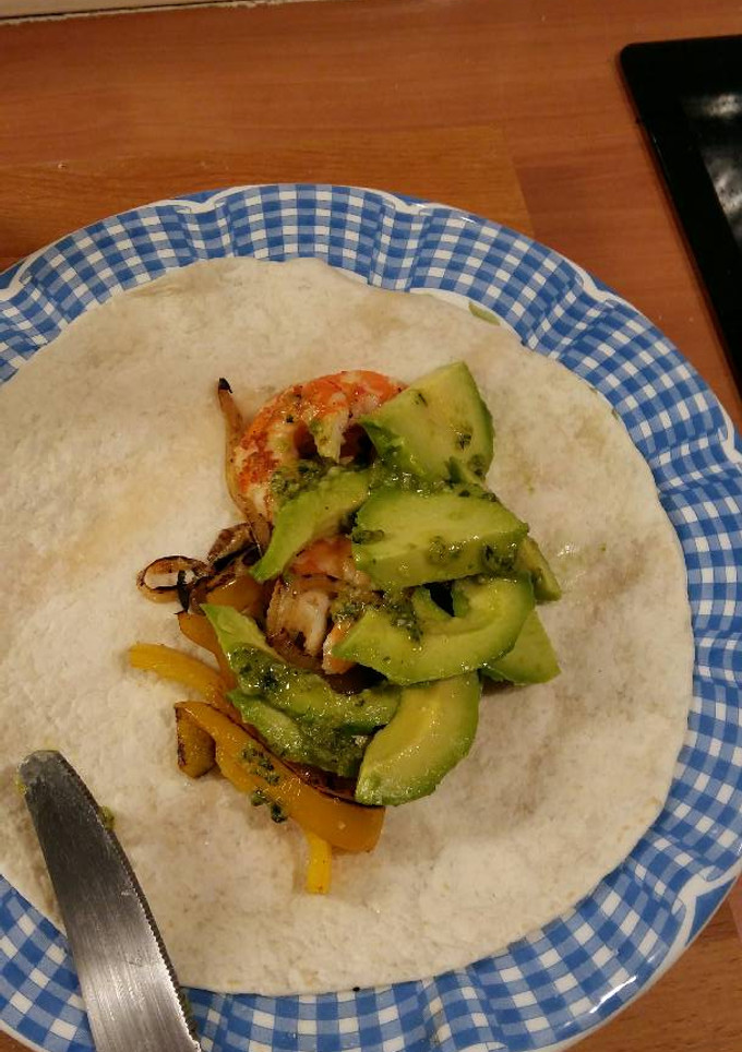 Una foto de Burrito con langostino y aguacate con pesto