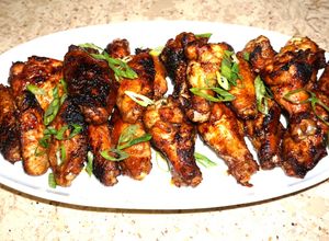 Una foto de Alitas de pollo teriyaki asadas a la parrilla