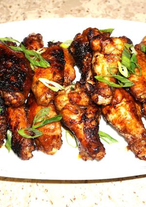 Una foto de Alitas de pollo teriyaki asadas a la parrilla