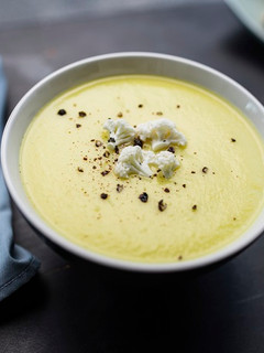 Una foto de Crema de Coliflor con Caviar y Almendras tostadas