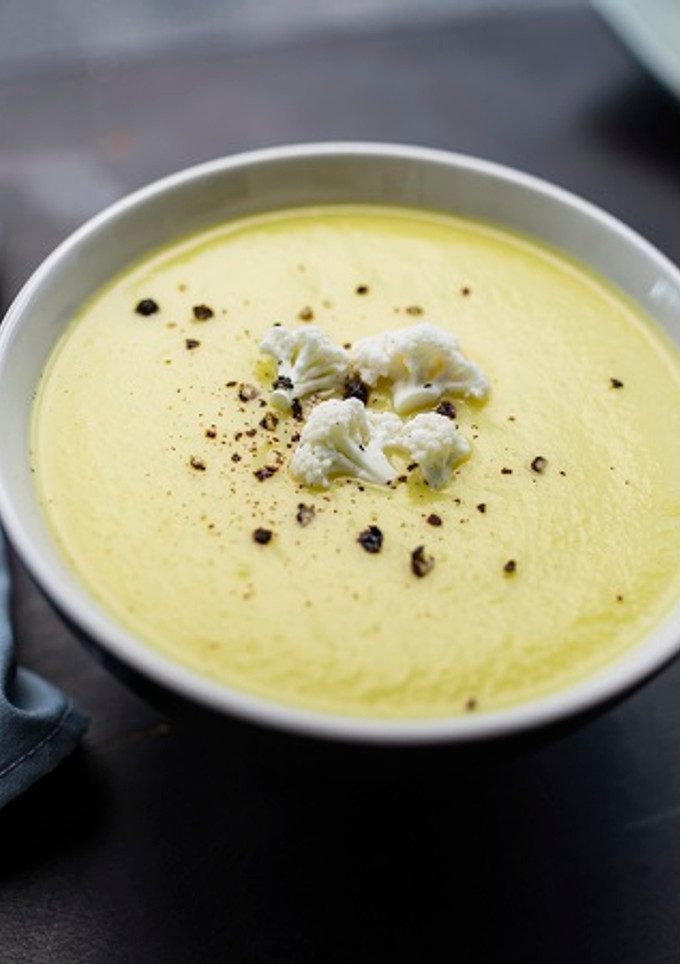 Una foto de Crema de Coliflor con Caviar y Almendras tostadas