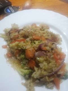 Una foto de Salteado de arroz y verduras para aprovechar sobras
