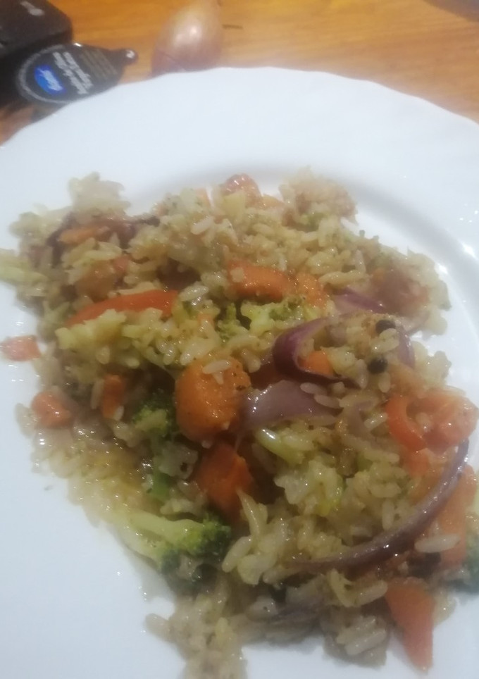 Una foto de Salteado de arroz y verduras para aprovechar sobras