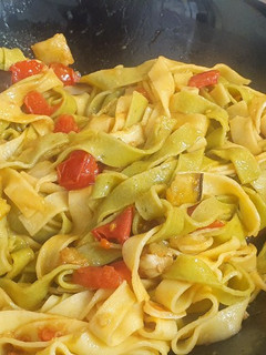 Una foto de Pasta fresca con verduras y salsa de soja