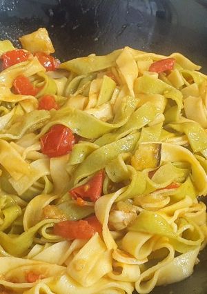 Una foto de Pasta fresca con verduras y salsa de soja