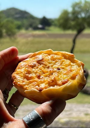 Una foto de Tartines de cebolla y mozzarella 🧅🧀