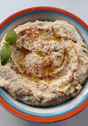 Una foto de Hummus de Garbanzos con toque de Albahaca